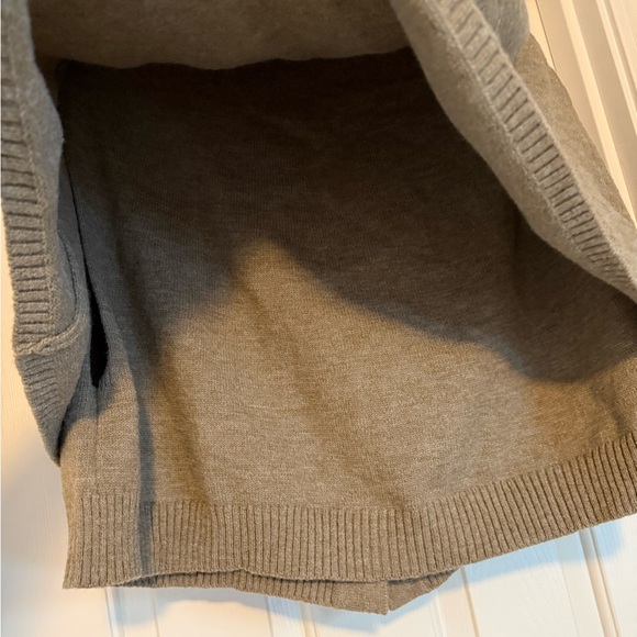 Elegant Women's Button-Up Sweater Cape - Picture 4 of 4